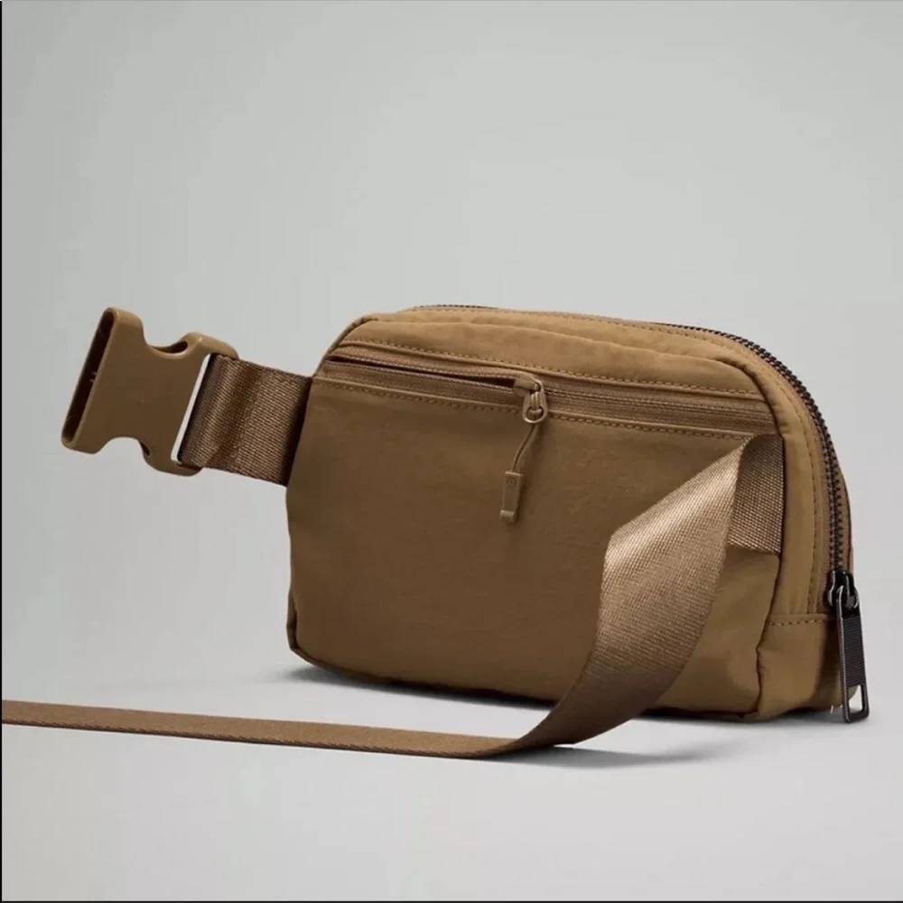 Lululemon Everywhere Belt Bag - Picture 3 of 7